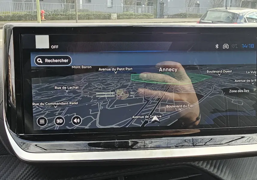 Écran tactile du système de navigation de la Peugeot 208 110 hybrid Allure, vue intérieure avant du tableau de bord.