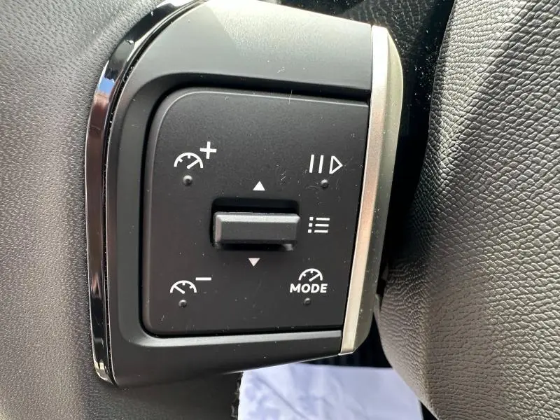 Gros plan sur les commandes noires du régulateur de vitesse au volant d'une Citroën C3 1.2 Turbo 2025.