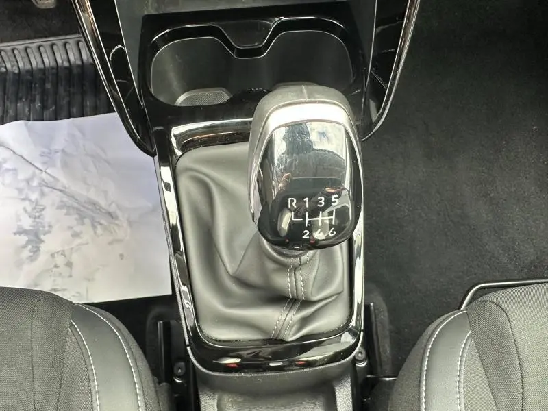 Vue rapprochée du levier de vitesses manuel noir brillant de la Citroën C3 1.2 Turbo 2025, entouré de sellerie noire.