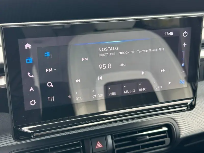 Écran tactile central de la Citroën C3 2025 affichant la radio FM sur fréquence 95.8 MHz, vue intérieure rapprochée.