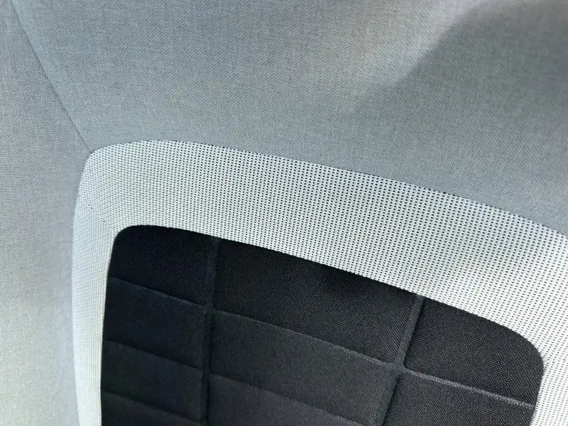 Détail du tissu de siège avant noir et gris clair de la Citroën C3 1.2 Turbo 100ch MAX 2025.