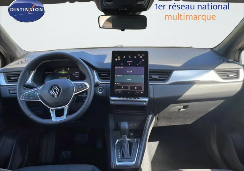 Vue intérieure avant du Renault Captur noir étoile métal 2025, avec tableau de bord numérique et écran tactile central vertical.
