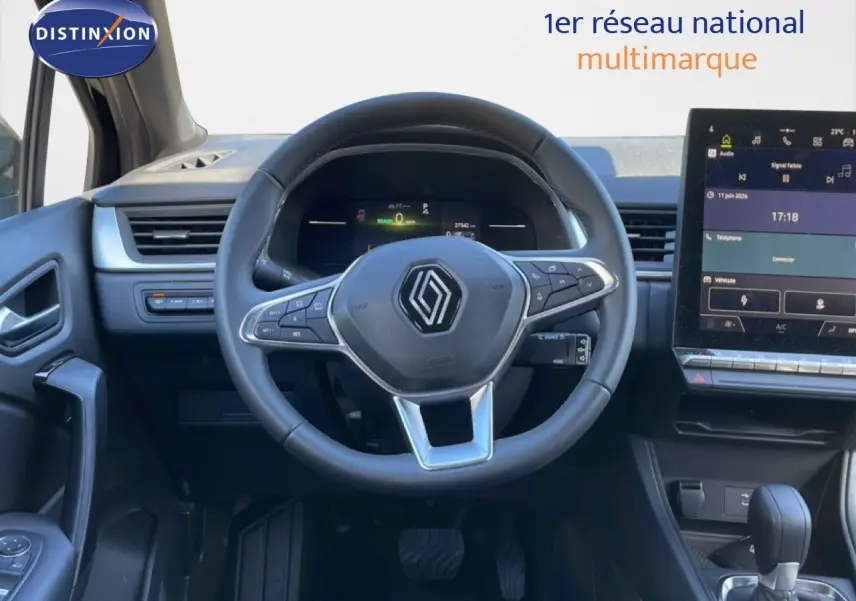 Vue intérieure centrée sur le volant noir et le tableau de bord numérique du Renault Captur E-Tech Full Hybrid 2025.