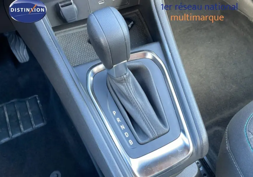 Gros plan sur la commande de la boîte automatique du Renault Captur noir étoile métal, avec levier en cuir noir.