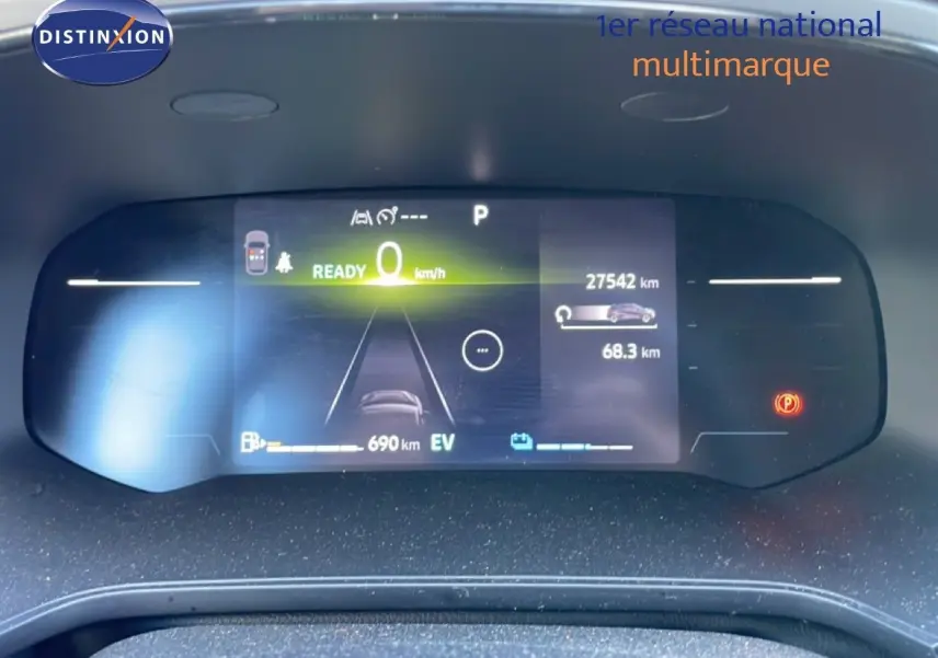 Tableau de bord numérique du Renault Captur E-Tech noir, affichant la vitesse à 0 km/h et l'autonomie de 690 km.