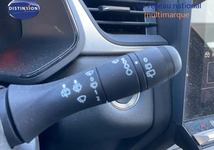 Gros plan sur la commande des essuie-glaces du Renault Captur noir étoile métal, avec tableau de bord et écran tactile partiellement visibles.