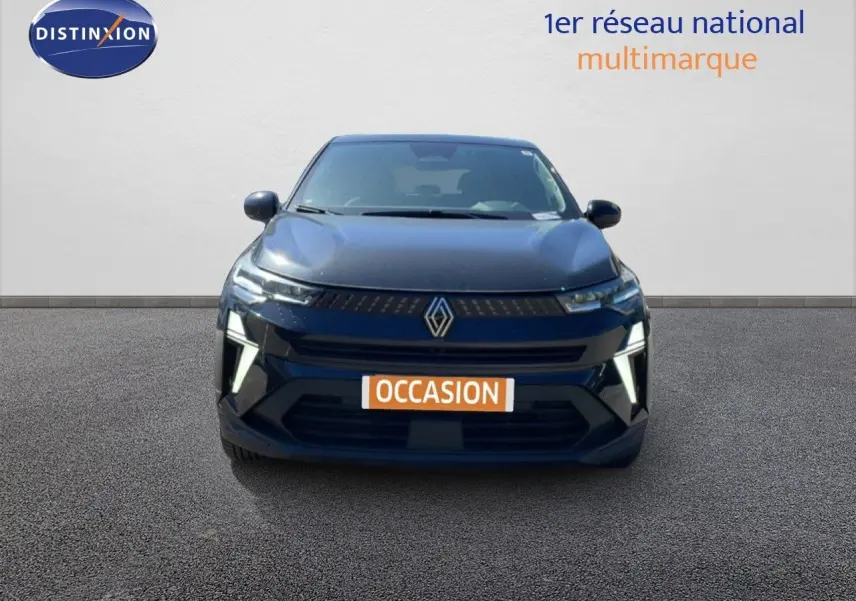 Vue frontale d’un Renault Captur E-Tech Full Hybrid 2025 en noir étoile métal avec éclairage LED distinctif.