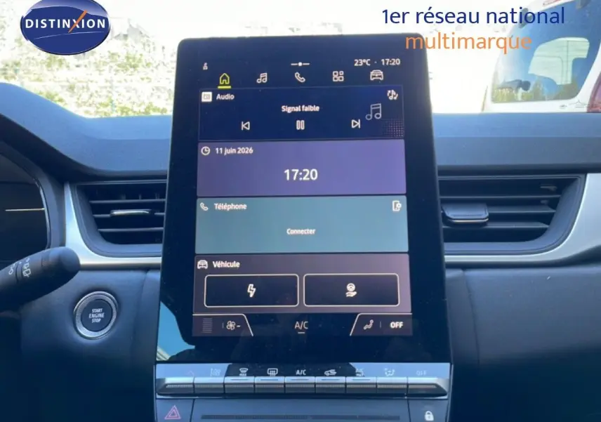 Vue intérieure centrée sur l’écran tactile du tableau de bord du Renault Captur noir étoile métal, affichant les commandes multimédia et climatisation.