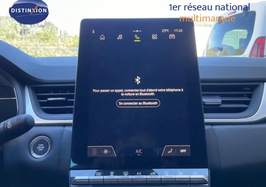 Vue intérieure centrée sur l'écran tactile vertical du tableau de bord du Renault Captur noir étoile métal 2025.