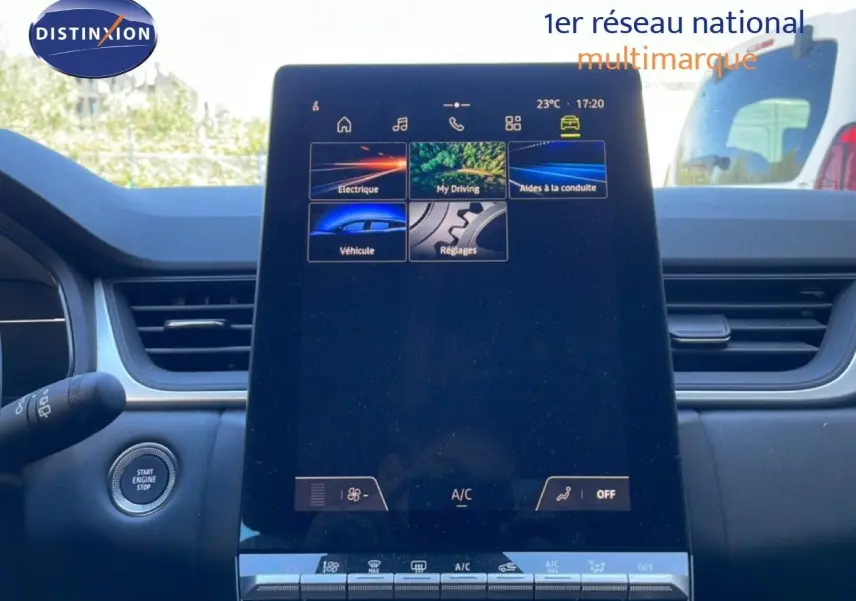 Vue centrée sur l'écran tactile du tableau de bord du Renault Captur noir étoile métal, affichant les menus du système multimédia.