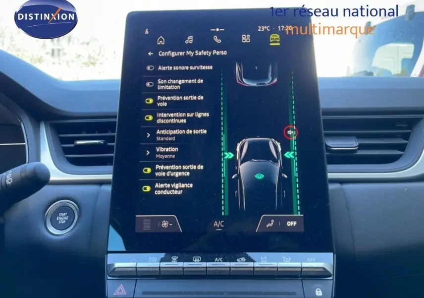 Écran tactile central affichant les aides à la conduite dans un Renault Captur E-Tech noir, vue intérieure avant.