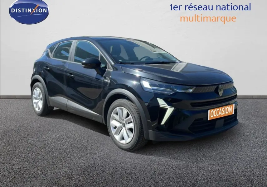 Vue 3/4 avant d’un Renault Captur E-Tech Full Hybrid 2025 noir étoile métal avec signature lumineuse LED et jantes argentées.