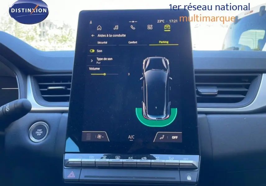 Vue rapprochée de l'écran tactile central du tableau de bord du Renault Captur noir étoile métal, affichant l'aide au stationnement.