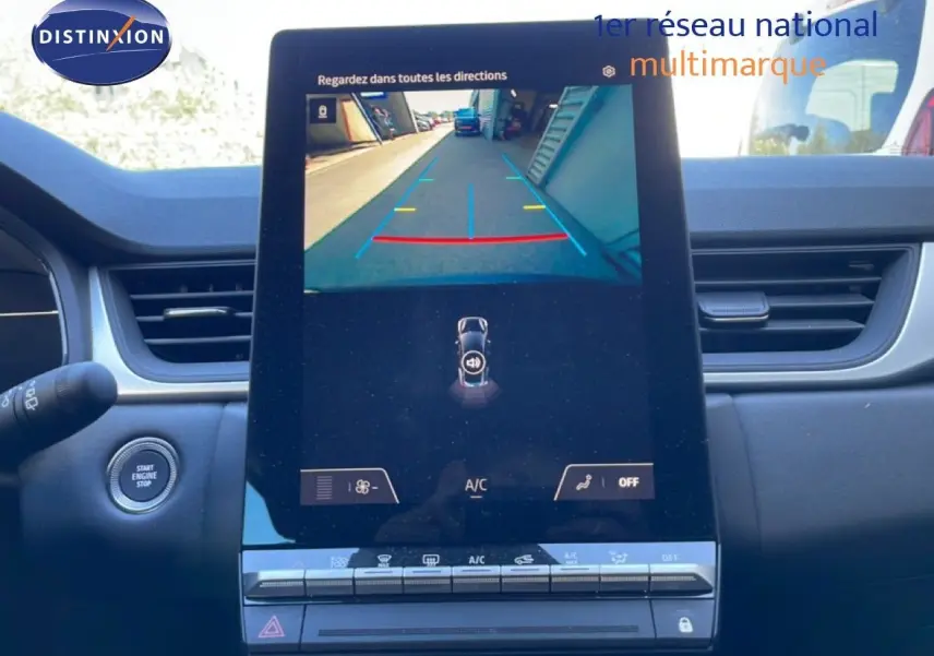 Vue intérieure du tableau de bord du Renault Captur noir étoile métal 2025, écran tactile affichant la caméra de recul.