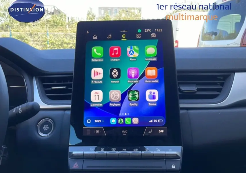 Vue intérieure centrée sur l'écran tactile du tableau de bord du Renault Captur 2025 avec interface connectée colorée.