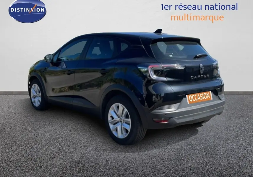 Vue 3/4 arrière droite d’un Renault Captur noir étoile métal avec logo et plaque occasion visible.
