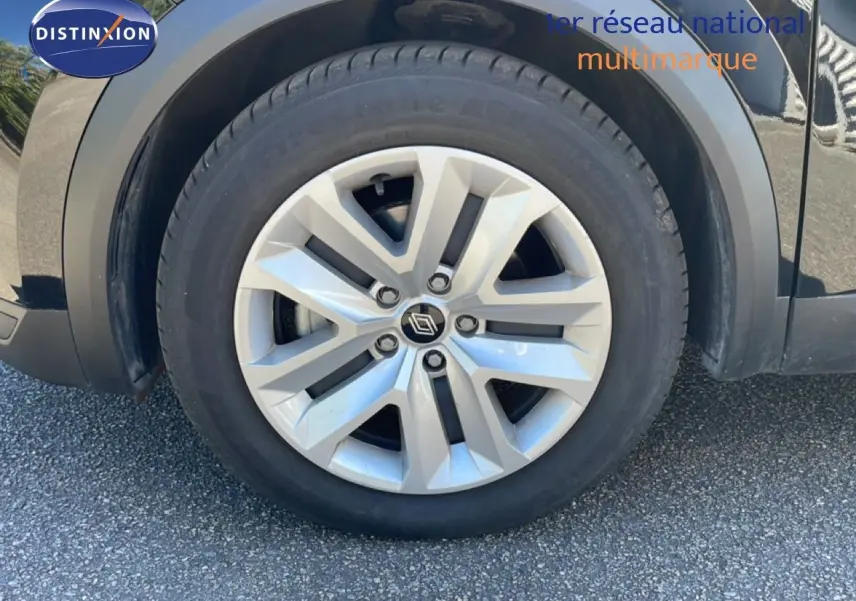 Gros plan sur la roue avant droite d’un Renault Captur noir étoile métal avec jante alliage argentée.