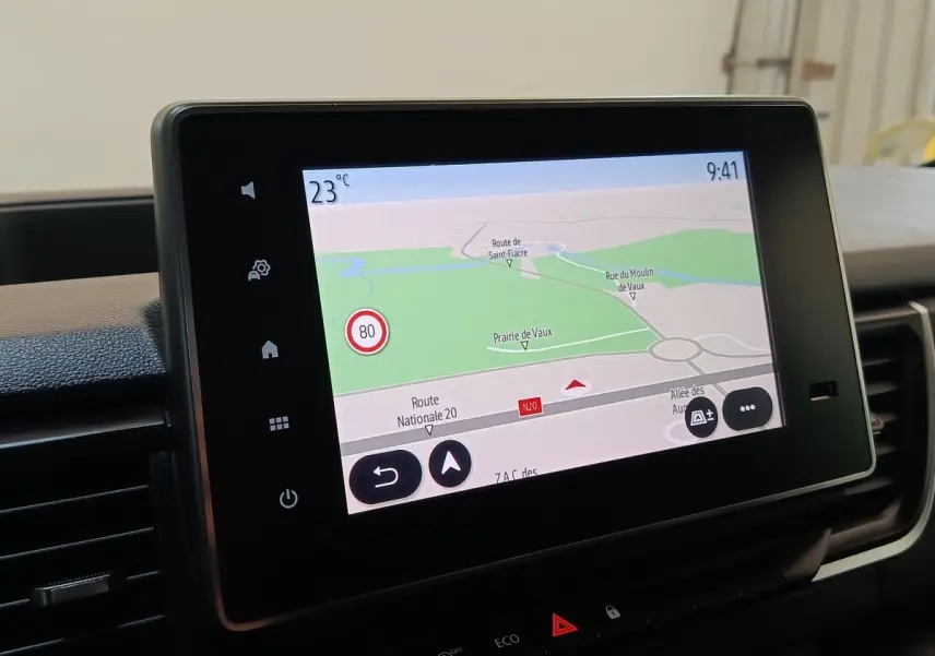 Écran tactile central du Renault Trafic Fourgon 2023 affichant la navigation avec carte et indications de vitesse.