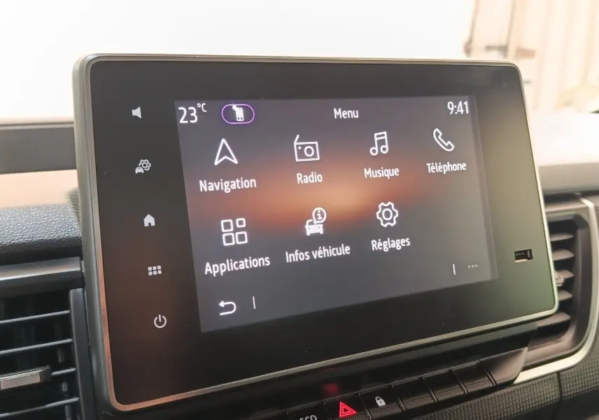 Écran tactile du système multimédia du Renault Trafic Fourgon blanc, vue intérieure centrée sur l'interface.