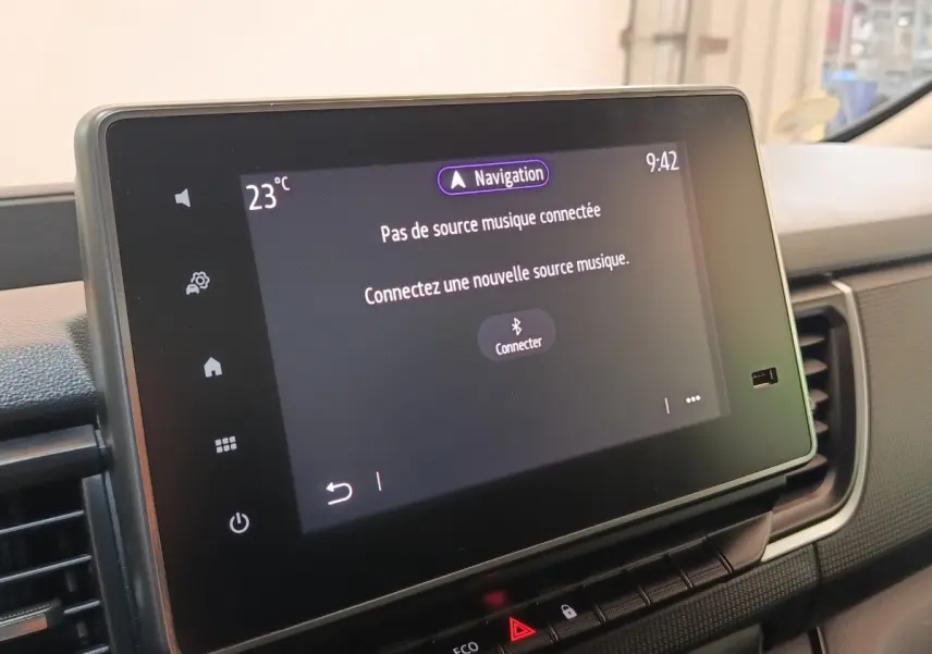 Écran tactile central du tableau de bord du Renault Trafic Fourgon blanc, affichant le menu de connexion Bluetooth.