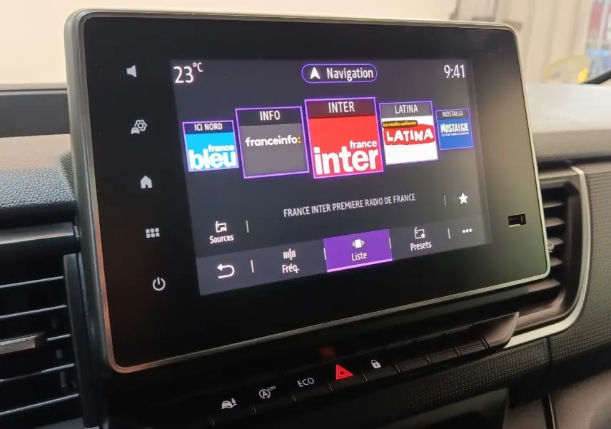 Écran tactile central du tableau de bord du Renault Trafic Fourgon 2023 affichant les stations radio.