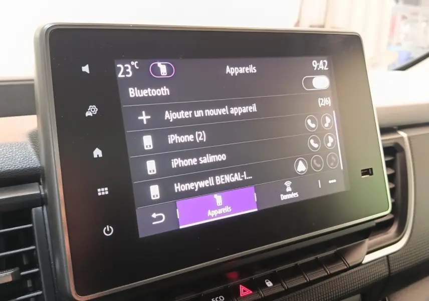 Écran tactile central du Renault Trafic Fourgon 2023 affichant le menu Bluetooth, vue intérieure de face.