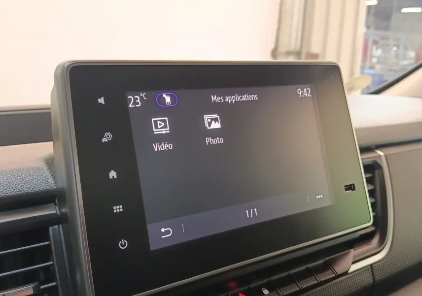 Écran tactile central du Renault Trafic Fourgon 2023, affichant le menu applications, vue intérieure côté passager.