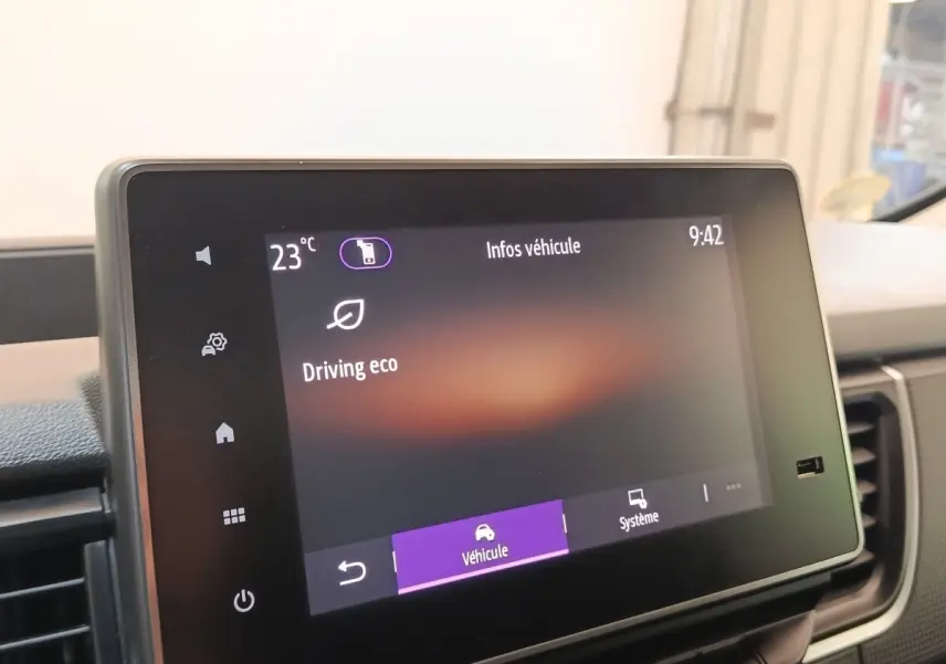 Écran tactile du tableau de bord du Renault Trafic Fourgon 2023 affichant les infos véhicule en mode Driving eco.
