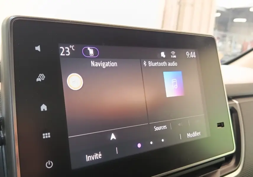 Écran tactile central du Renault Trafic Fourgon 2023 montrant navigation et audio Bluetooth, intérieur gris.