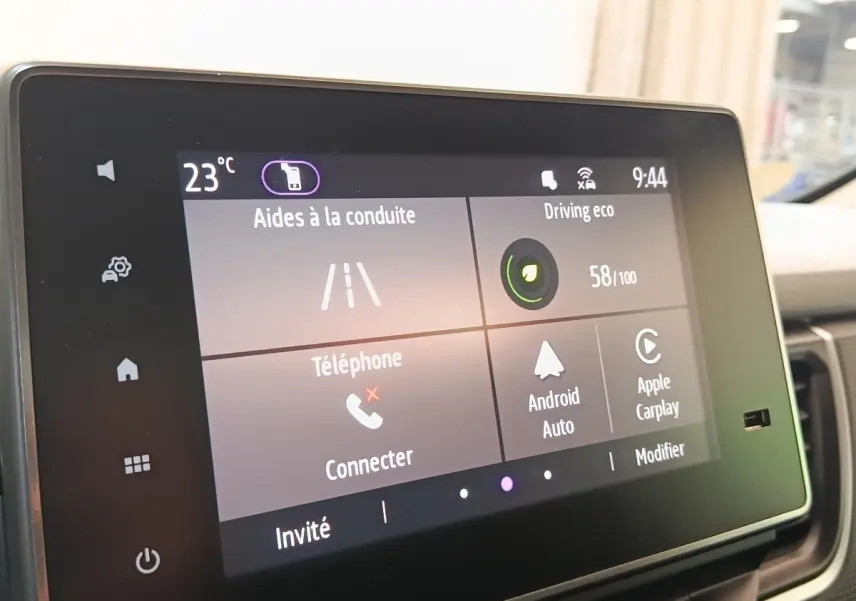 Écran tactile central du tableau de bord du Renault Trafic Fourgon 2023 affichant les aides à la conduite et options connectées.
