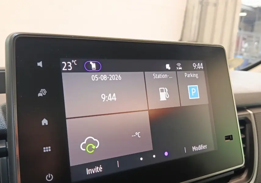 Écran tactile intérieur du Renault Trafic Fourgon blanc, affichant la température et l'heure à 9h44.