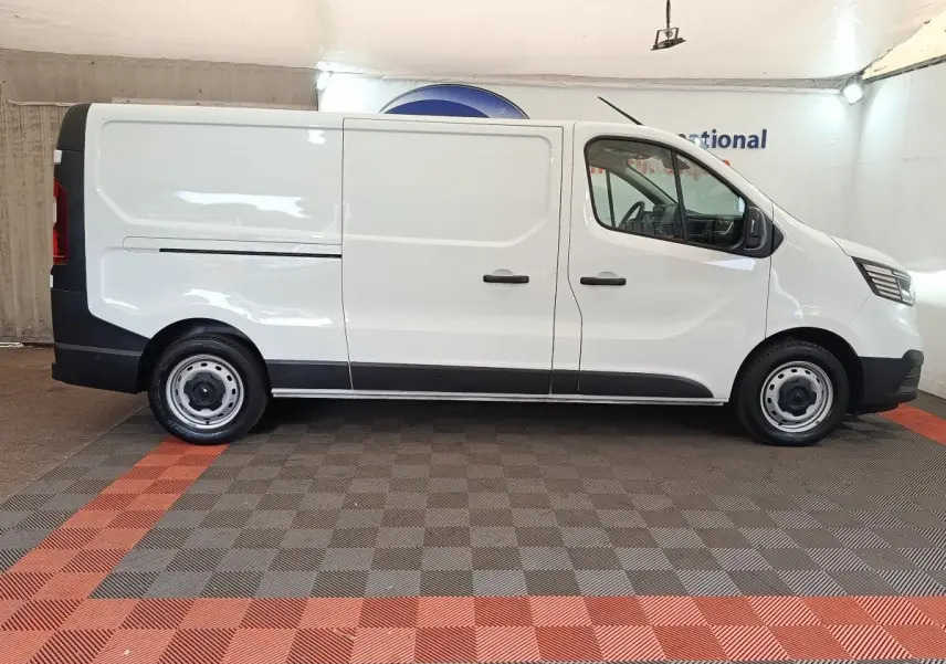 Vue de profil côté gauche du Renault Trafic Fourgon blanc 2023, avec portes latérales et jantes acier.