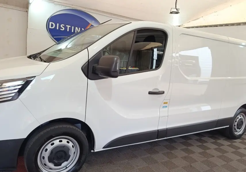 Vue de profil côté gauche d'un Renault Trafic Fourgon blanc avec jantes acier et rétroviseurs noirs.