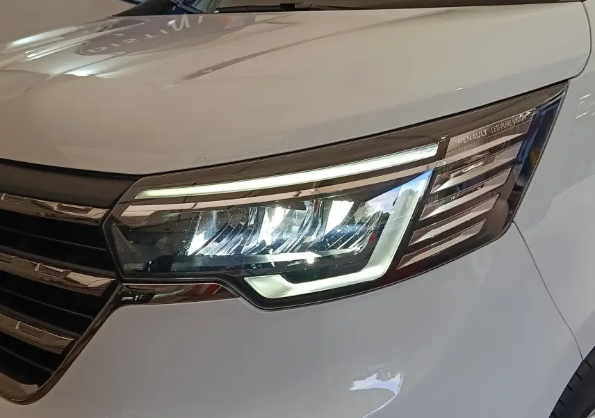 Gros plan sur le phare avant droit LED du Renault Trafic Fourgon blanc, mettant en valeur les détails modernes du bloc optique.