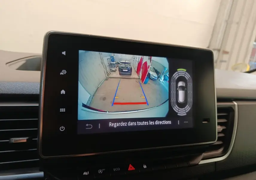 Écran central montrant la caméra de recul avec vue arrière du Renault Trafic Fourgon blanc en intérieur.