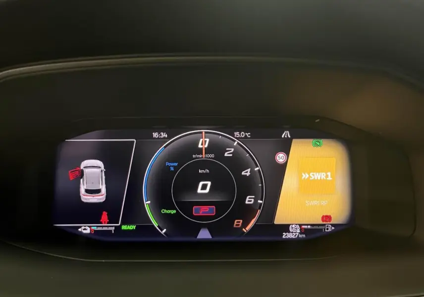 Combiné d'instruments digital de la CUPRA Formentor 1.4 e-Hybrid 2023 affichant vitesse, régime et état du véhicule.