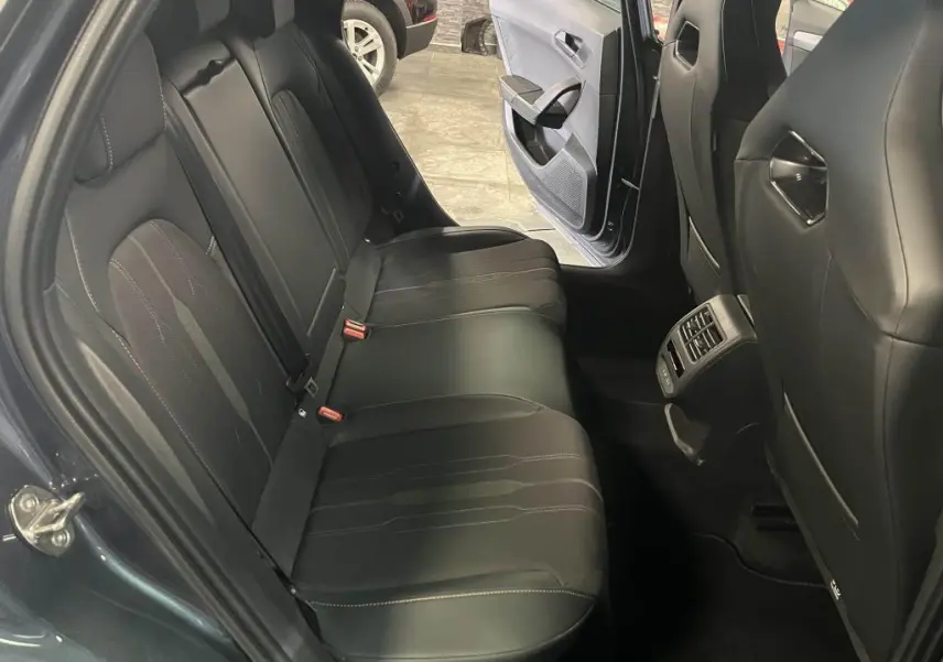 Vue côté droit de l'habitacle arrière du CUPRA Formentor gris, avec sièges baquets noirs et prises USB-C éclairées.