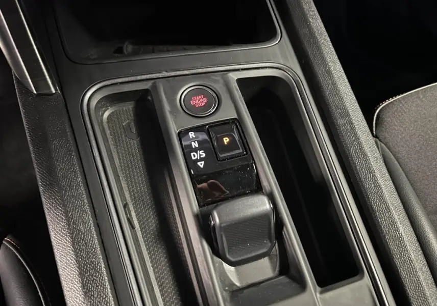 Vue rapprochée de la console centrale noire avec levier de boîte automatique et bouton start du CUPRA Formentor gris 2023.