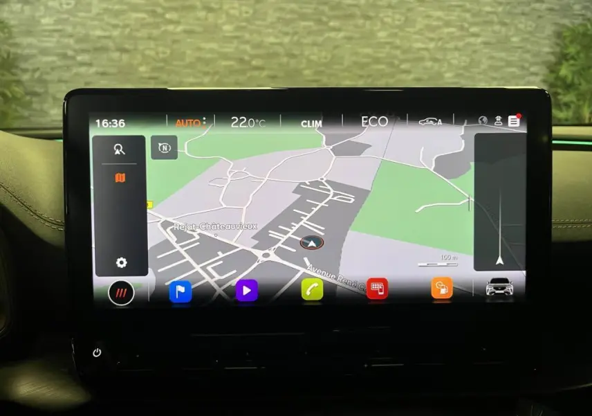 Écran tactile central du tableau de bord du CUPRA Formentor 1.4 e-Hybrid 2023 affichant la navigation GPS en mode jour.