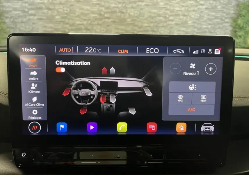 Écran tactile intérieur du tableau de bord du CUPRA Formentor gris, affichant la climatisation à 22°C en mode ECO.