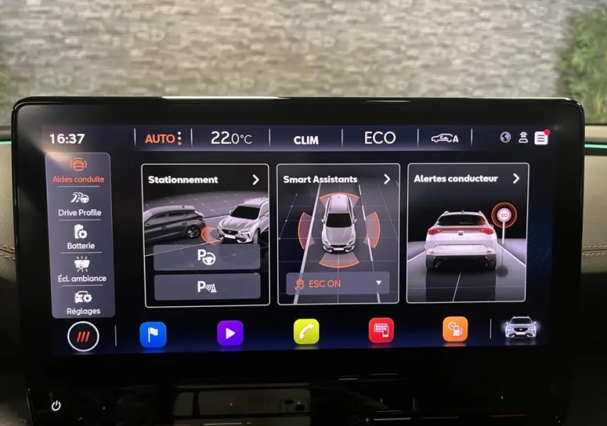 Écran tactile du tableau de bord du CUPRA Formentor 2023 montrant les aides à la conduite et la climatisation à 22°C.