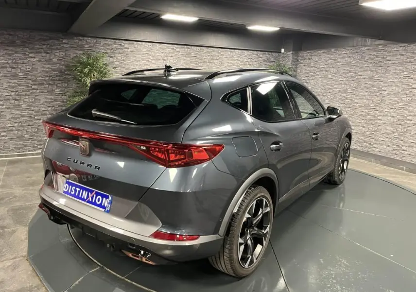 Vue 3/4 arrière droite du CUPRA Formentor gris magnétique 2023 avec feux LED reliés et jantes alliage noires.