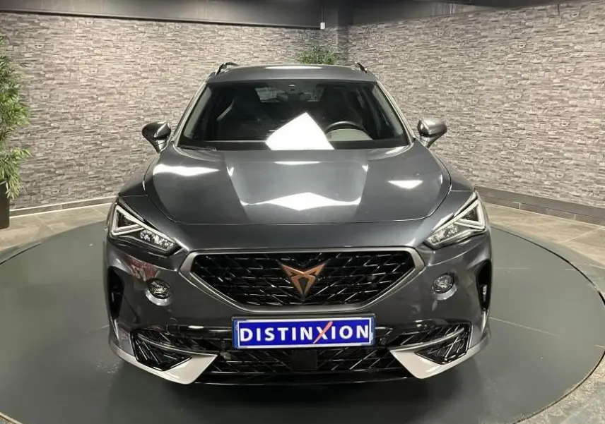 Vue frontale du CUPRA Formentor gris magnétique 2023 avec calandre noire et logo cuivre distinctif.