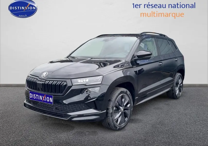 SUV Skoda Karoq noir en 3/4 avant droit, avec jantes alu et calandre marquée, sur fond neutre.