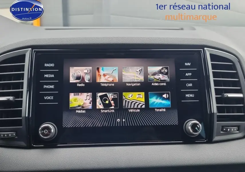 Écran tactile central du tableau de bord du Skoda Karoq noir, affichant le menu multimédia et navigation.