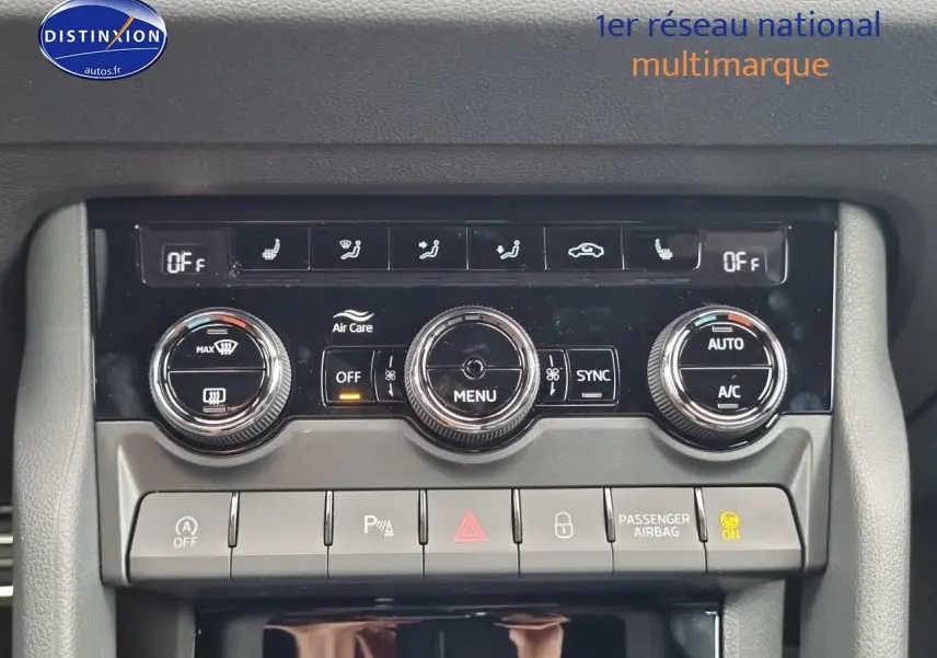 Tableau de bord de SKODA KAROQ noir, vue frontale centrée sur la console de climatisation et commandes.