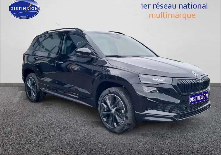 SUV Skoda Karoq noir en 3/4 avant droit, avec jantes alu et calandre noire distinctive.