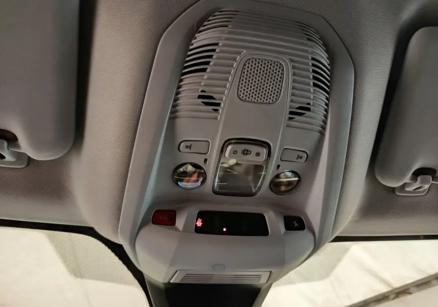 Plafonnier intérieur gris clair du Peugeot 5008 2020 avec commandes d’éclairage et bouton SOS visible.