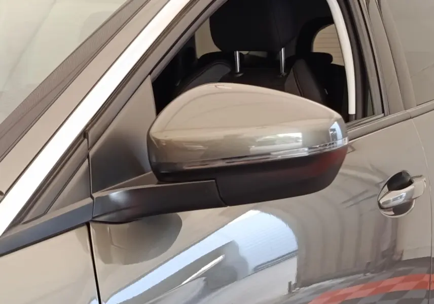 Rétroviseur côté conducteur gris foncé d’un Peugeot 5008 2020, vue rapprochée sur la portière avant.