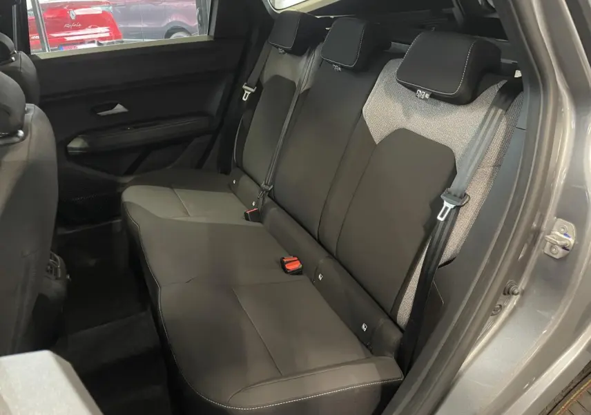 Vue côté droit de la banquette arrière gris foncé avec appuie-têtes dans un Dacia Bigster gris schiste 2026.